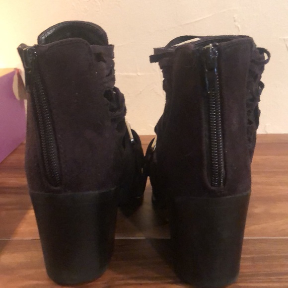 SODA suede look black ankle boot. Size 8 - Picture 3 of 8